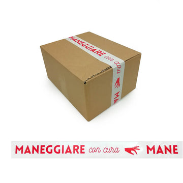 Pacco di cartone chiuso con nastro maneggiare con cura